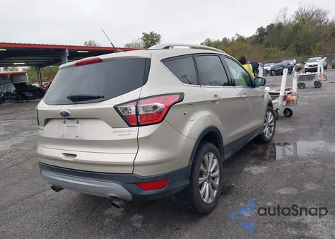 2017 Ford Escape Titanium z USA, uszkodzony, nr VIN 1FMCU0JD5HUD58195